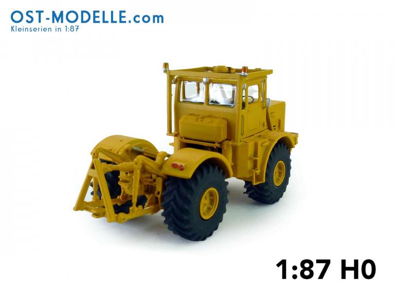 Traktor Kirovets K700A gelb mit Motorverkleidung Überrollbügel